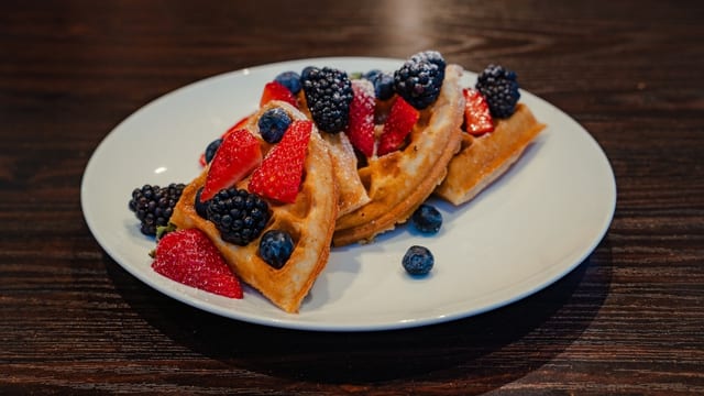 (1) TRADITIONAL WAFFLE W/ FRESH BERRIES.