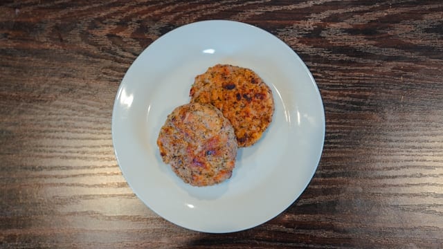 (3) SAVORY CHICKEN SAUSAGE.